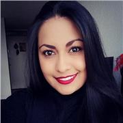 Profesora de Ciencias Naturales imparte clases a niños de básica primaria